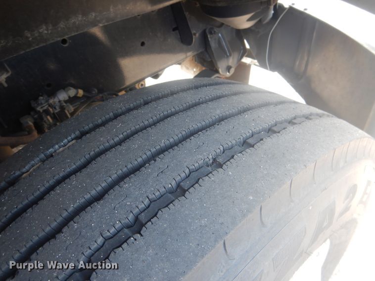 image for item HU9272 2001 Freightliner FL70  semi truck