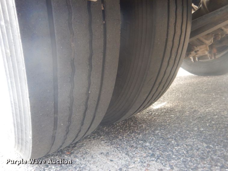 image for item HU9272 2001 Freightliner FL70  semi truck