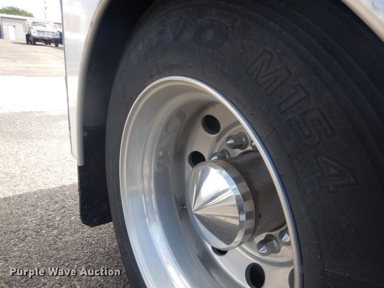 image for item HU9272 2001 Freightliner FL70  semi truck