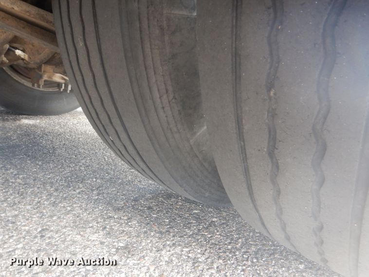 image for item HU9272 2001 Freightliner FL70  semi truck