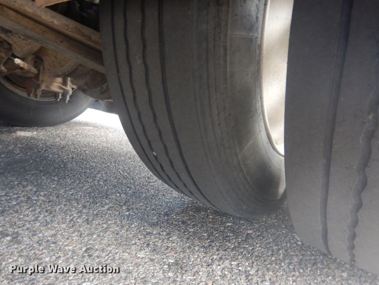 image for item HU9272 2001 Freightliner FL70  semi truck