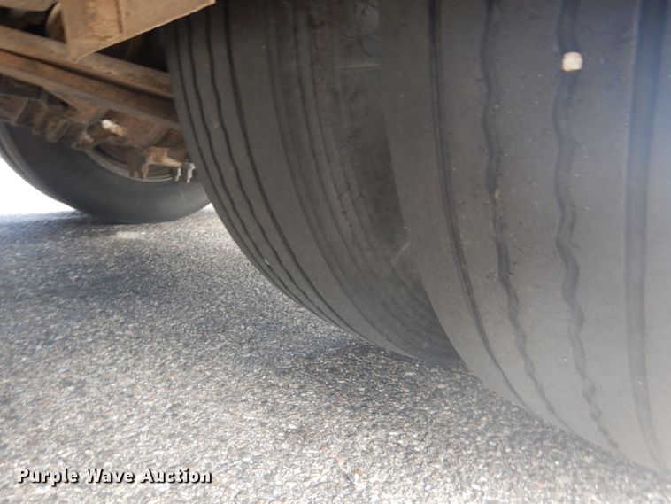 image for item HU9272 2001 Freightliner FL70  semi truck