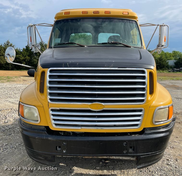 image for item IC9274 1998 Ford LA9000  semi truck