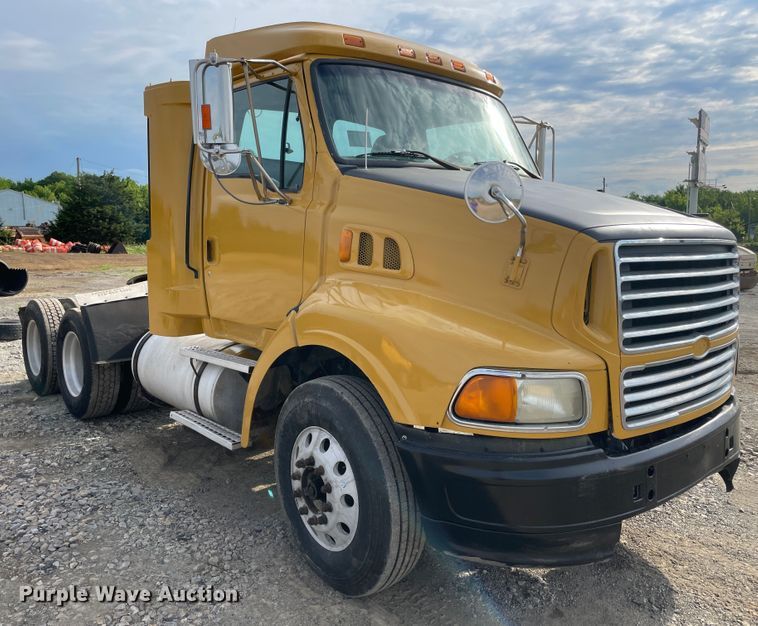 image for item IC9274 1998 Ford LA9000  semi truck