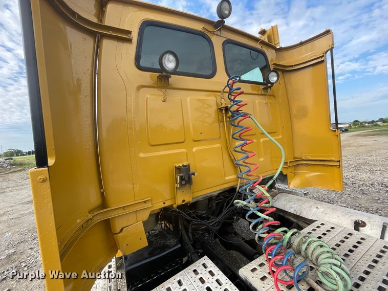 image for item IC9274 1998 Ford LA9000  semi truck