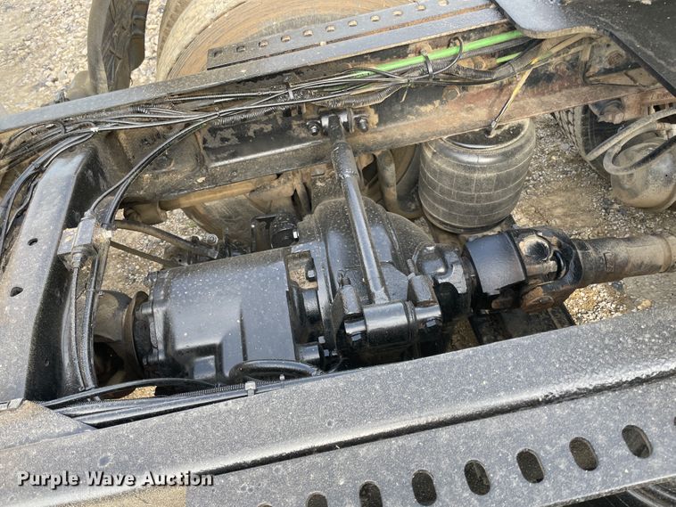 image for item IC9274 1998 Ford LA9000  semi truck