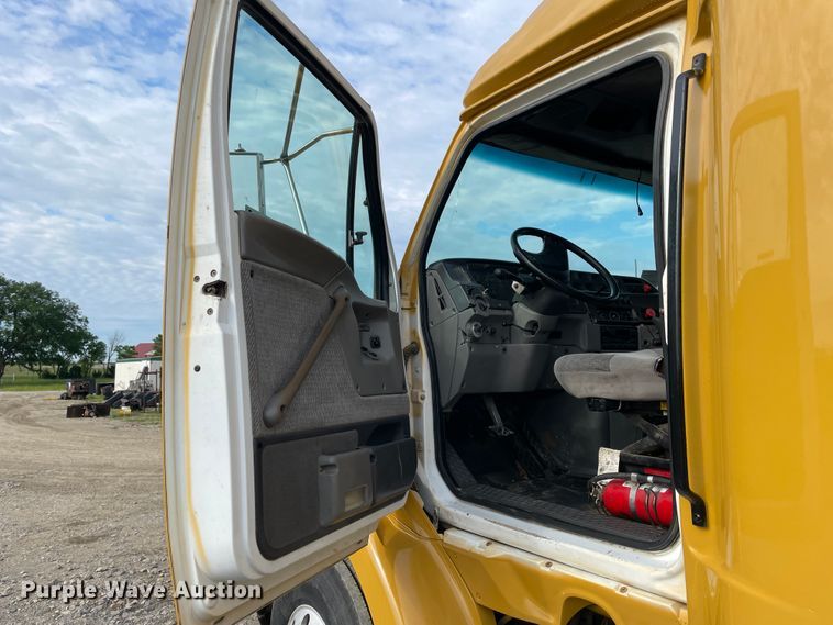 image for item IC9274 1998 Ford LA9000  semi truck