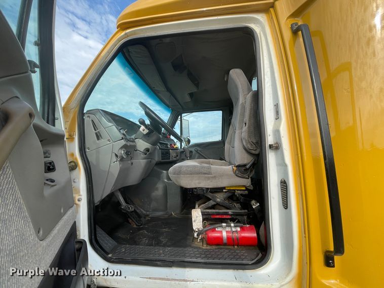 image for item IC9274 1998 Ford LA9000  semi truck