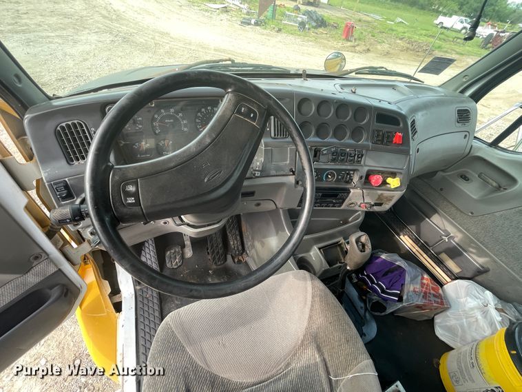 image for item IC9274 1998 Ford LA9000  semi truck