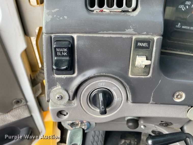 image for item IC9274 1998 Ford LA9000  semi truck