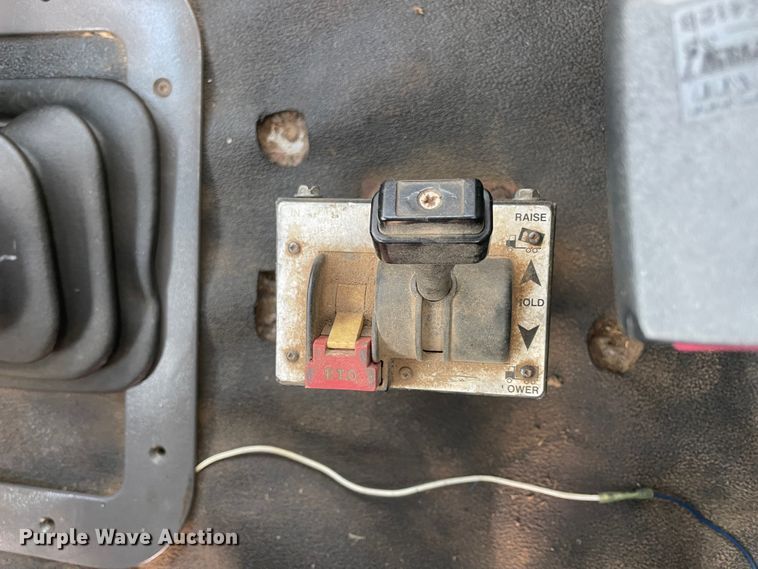 image for item IC9274 1998 Ford LA9000  semi truck