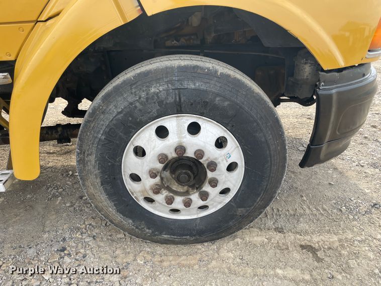 image for item IC9274 1998 Ford LA9000  semi truck