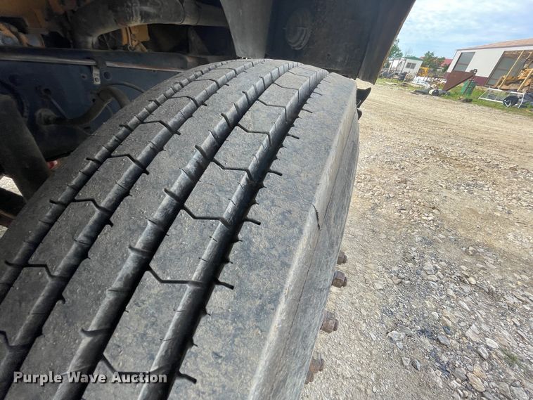 image for item IC9274 1998 Ford LA9000  semi truck