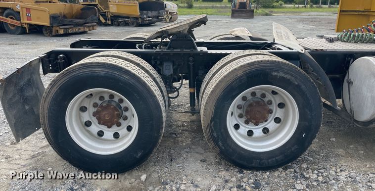 image for item IC9274 1998 Ford LA9000  semi truck