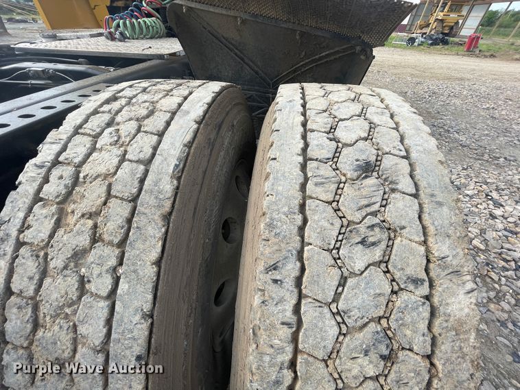 image for item IC9274 1998 Ford LA9000  semi truck