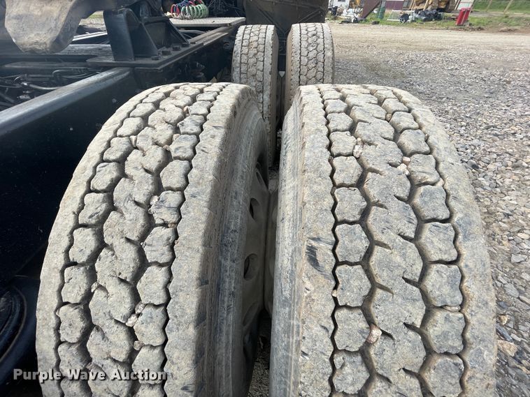 image for item IC9274 1998 Ford LA9000  semi truck