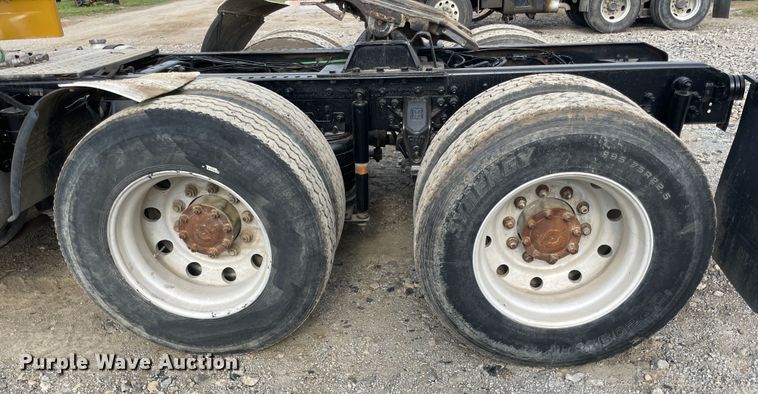 image for item IC9274 1998 Ford LA9000  semi truck