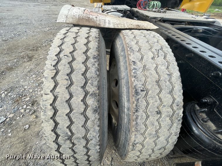 image for item IC9274 1998 Ford LA9000  semi truck