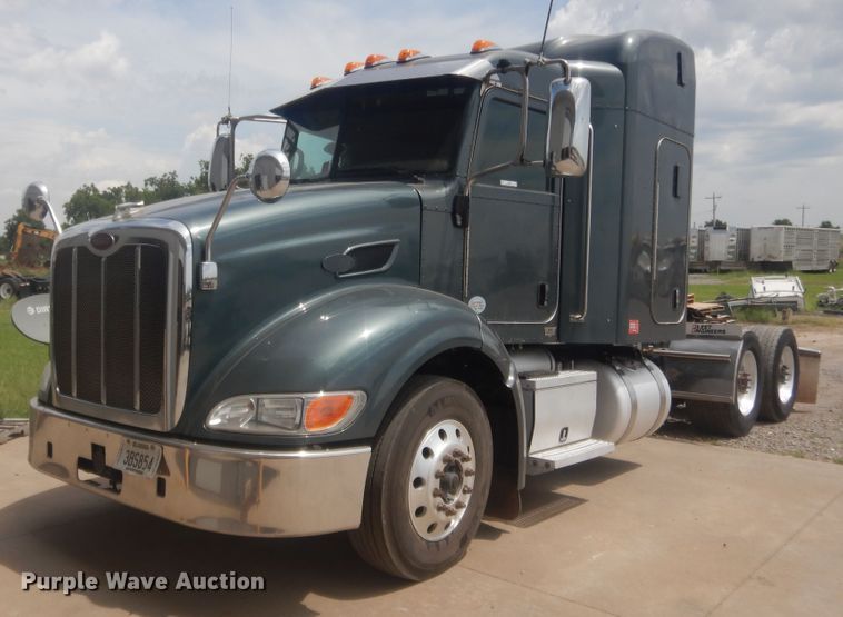 image for item IN9519 2013 Peterbilt 384  semi truck