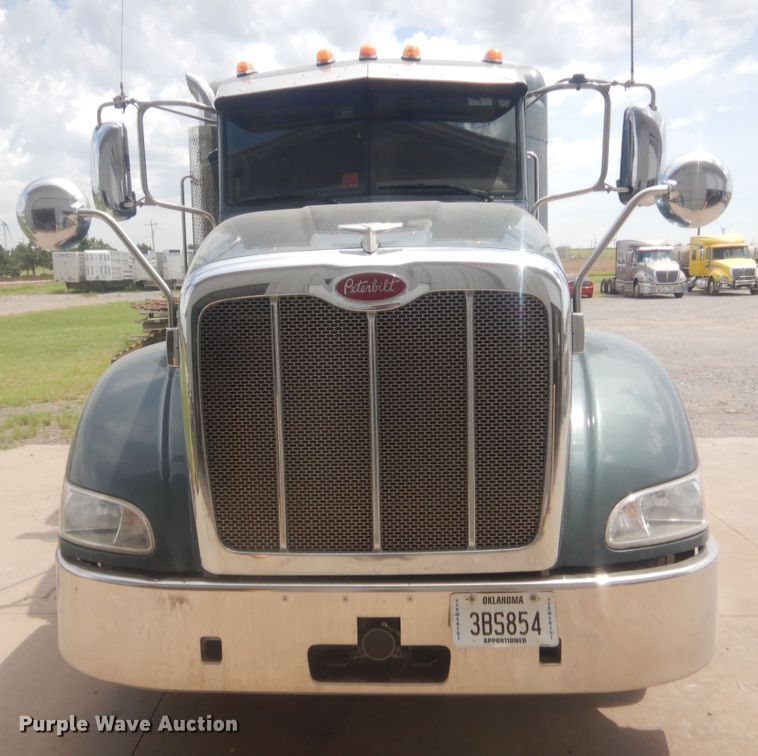 image for item IN9519 2013 Peterbilt 384  semi truck