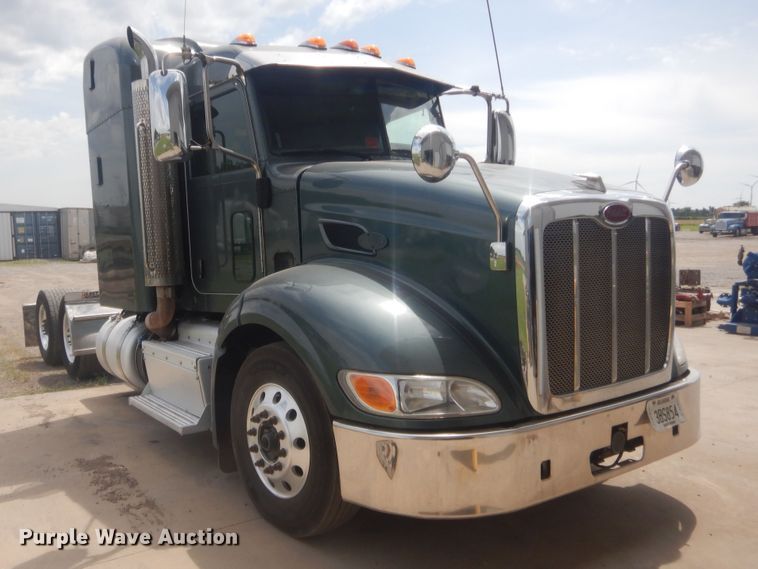 image for item IN9519 2013 Peterbilt 384  semi truck