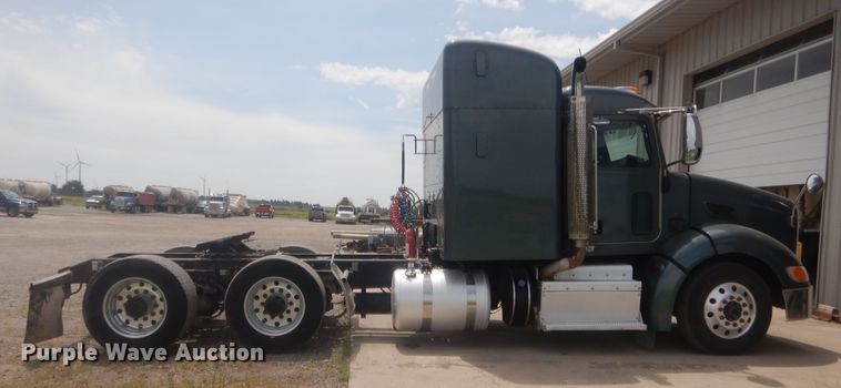 image for item IN9519 2013 Peterbilt 384  semi truck