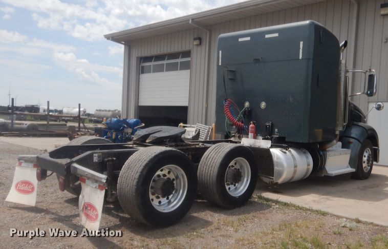 image for item IN9519 2013 Peterbilt 384  semi truck