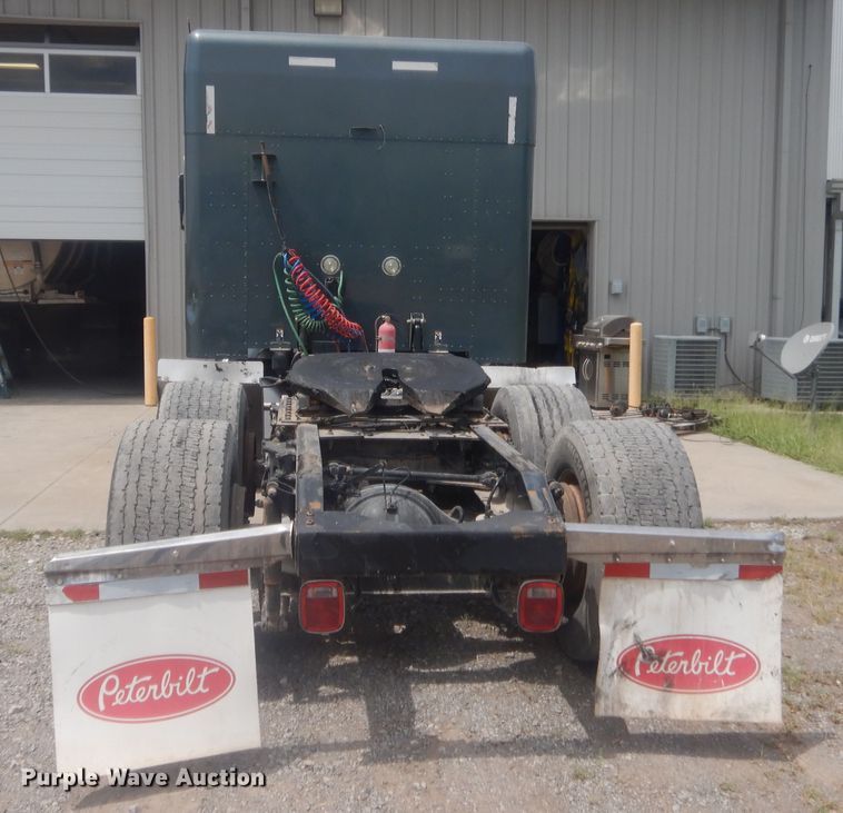 image for item IN9519 2013 Peterbilt 384  semi truck