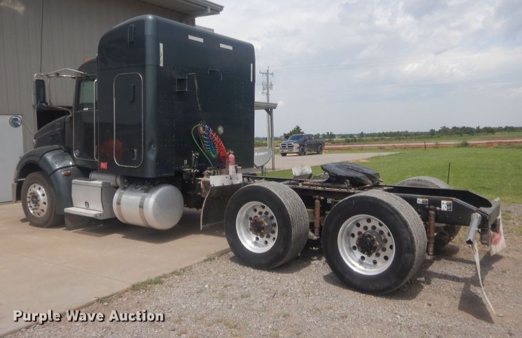 image for item IN9519 2013 Peterbilt 384  semi truck