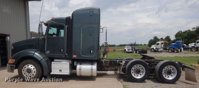 image for item IN9519 2013 Peterbilt 384  semi truck