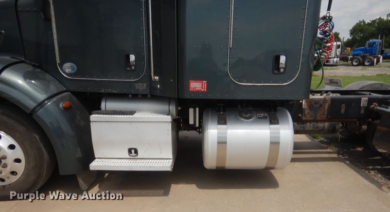 image for item IN9519 2013 Peterbilt 384  semi truck