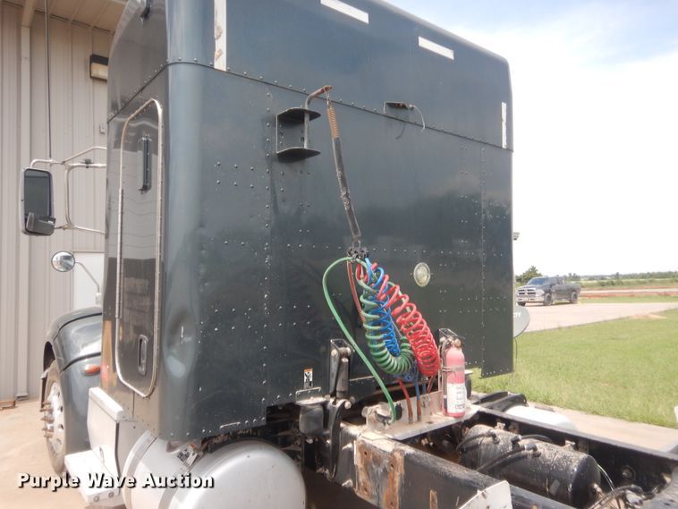 image for item IN9519 2013 Peterbilt 384  semi truck