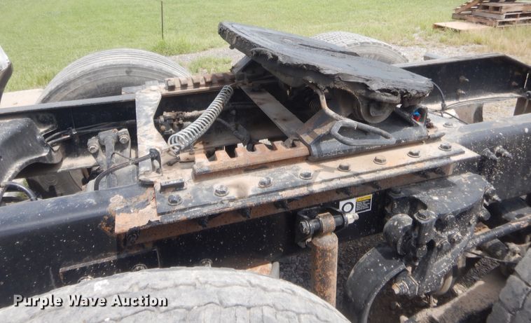 image for item IN9519 2013 Peterbilt 384  semi truck