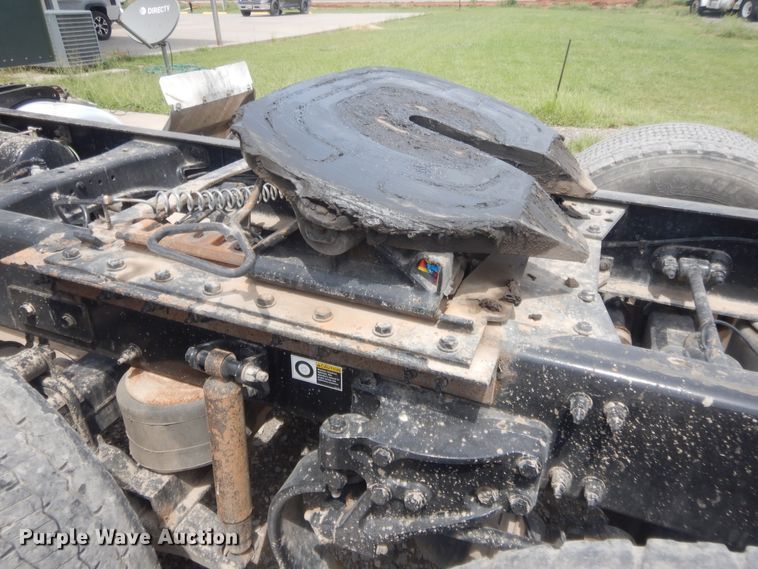 image for item IN9519 2013 Peterbilt 384  semi truck