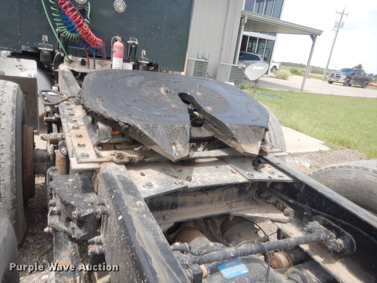 image for item IN9519 2013 Peterbilt 384  semi truck