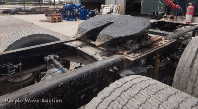 image for item IN9519 2013 Peterbilt 384  semi truck