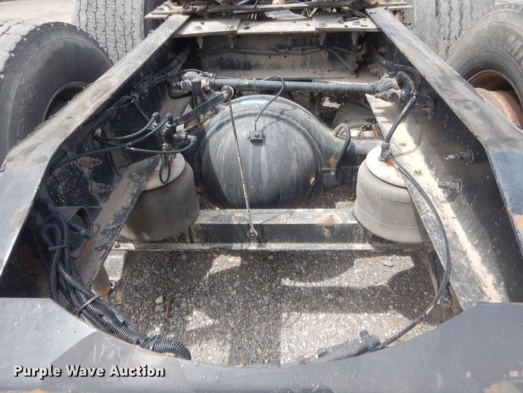 image for item IN9519 2013 Peterbilt 384  semi truck