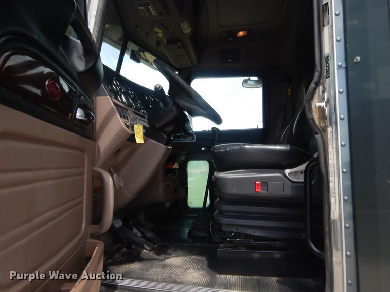 image for item IN9519 2013 Peterbilt 384  semi truck