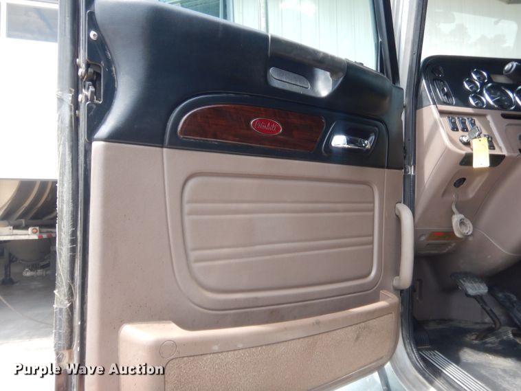 image for item IN9519 2013 Peterbilt 384  semi truck