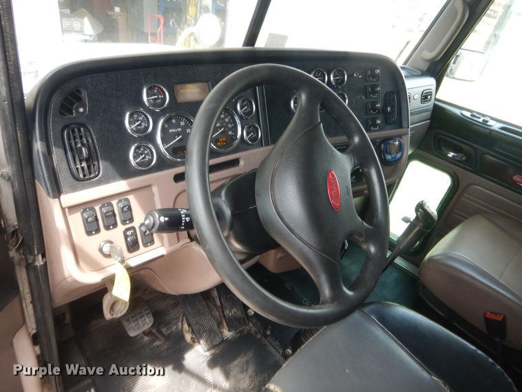 image for item IN9519 2013 Peterbilt 384  semi truck