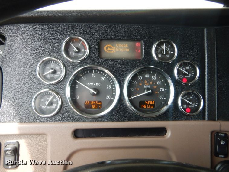 image for item IN9519 2013 Peterbilt 384  semi truck