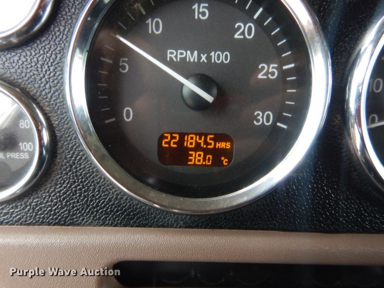 image for item IN9519 2013 Peterbilt 384  semi truck