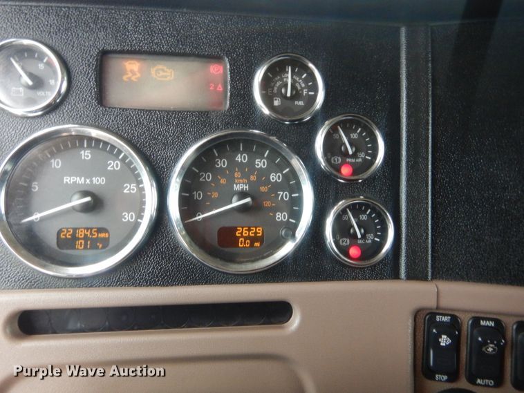 image for item IN9519 2013 Peterbilt 384  semi truck