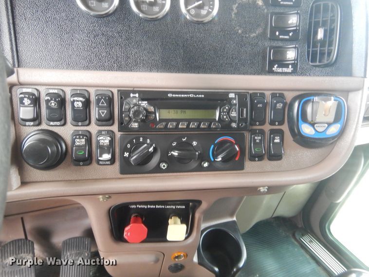 image for item IN9519 2013 Peterbilt 384  semi truck