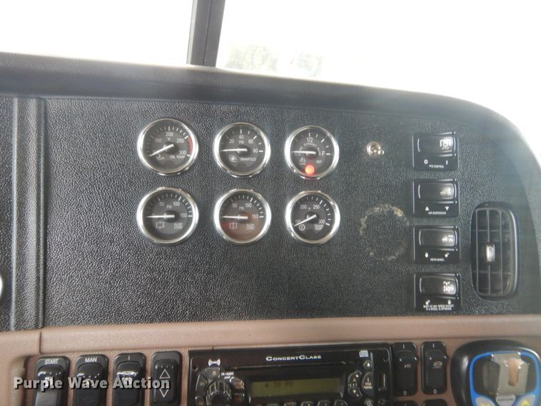 image for item IN9519 2013 Peterbilt 384  semi truck