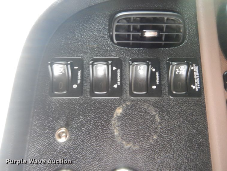 image for item IN9519 2013 Peterbilt 384  semi truck