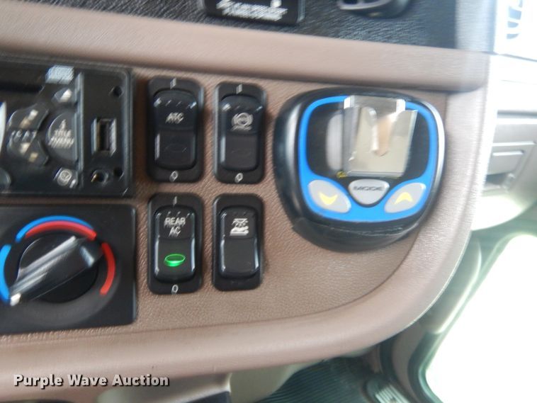 image for item IN9519 2013 Peterbilt 384  semi truck