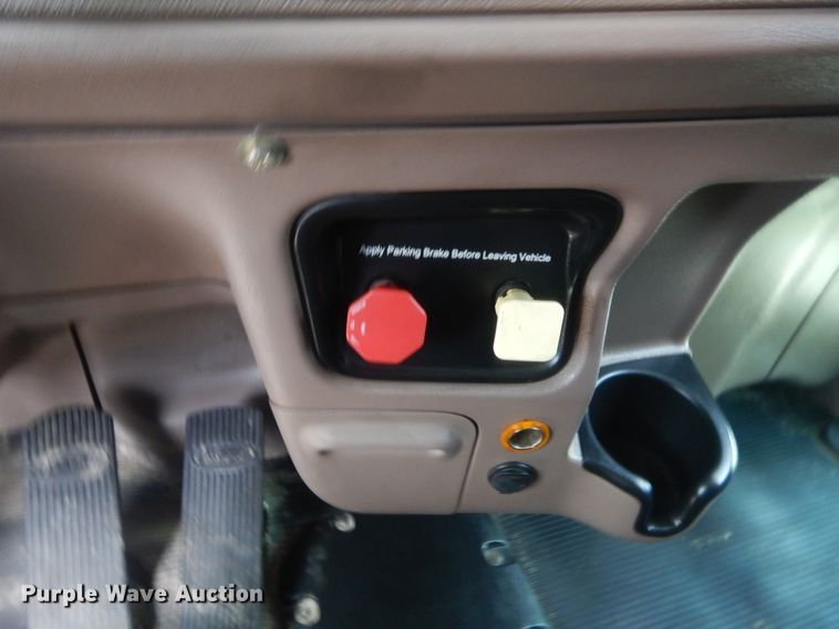 image for item IN9519 2013 Peterbilt 384  semi truck