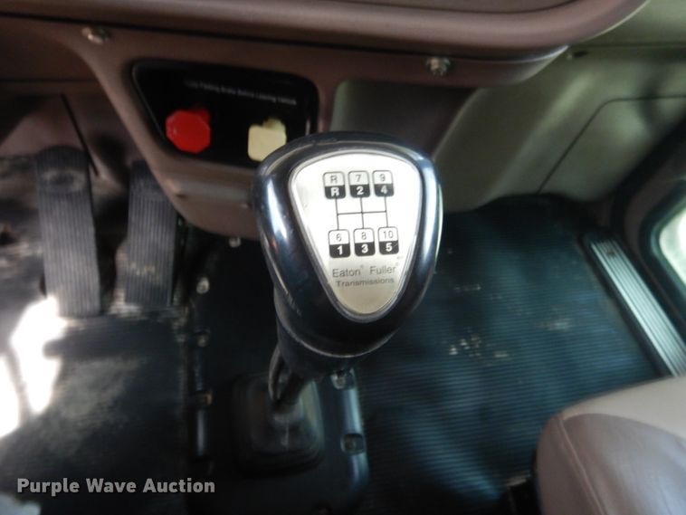 image for item IN9519 2013 Peterbilt 384  semi truck