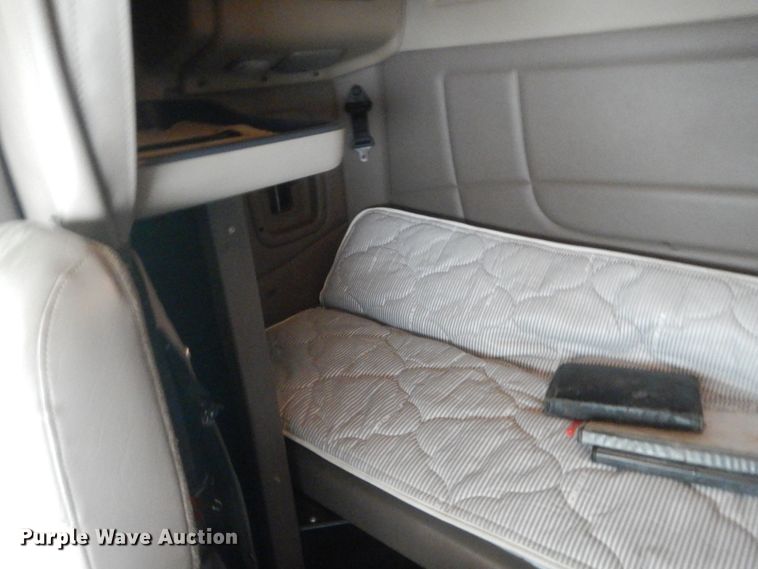 image for item IN9519 2013 Peterbilt 384  semi truck